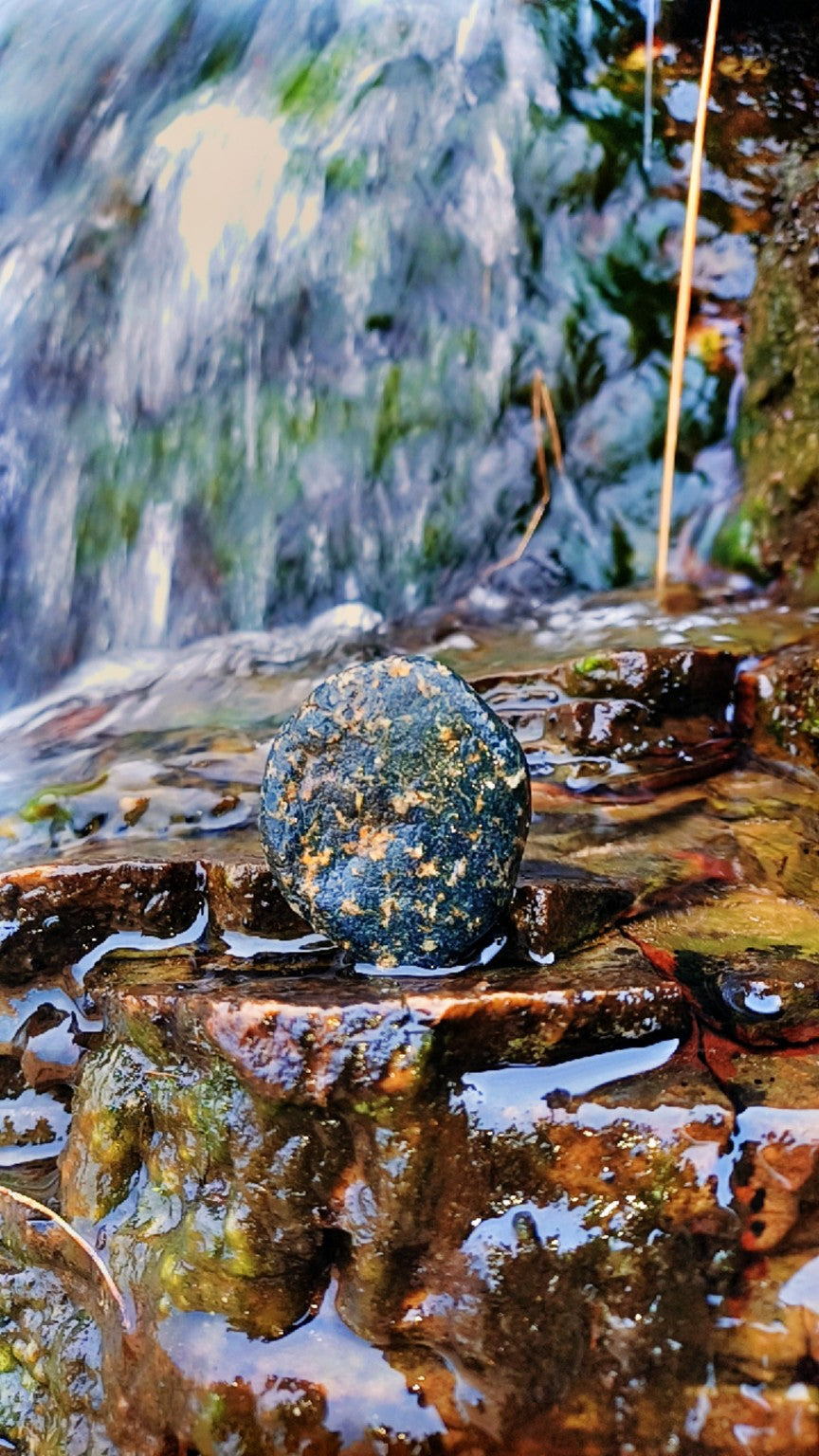 ✨ Hand-picked in Donegal, Ireland, each Fairy Stone carries a blessing of good fortune and folklore. Known as an authentic Irish good luck charm, this stone is a symbol of protection, prosperity, and a touch of magic.

💚 Perfect as a gift, to keep close for personal luck, or as a piece of Ireland’s heritage in your home.✔️ Authentic Irish origin
✔️ Blessed by folklore & tradition
✔️ Comes with a natural linen pouch & story card