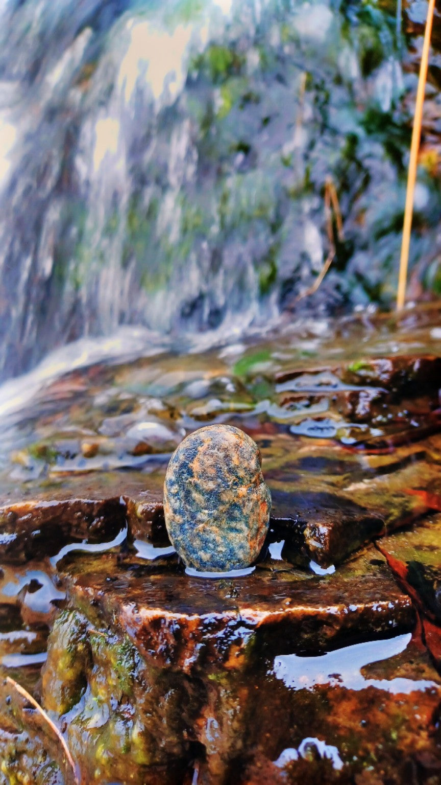 ✨ Hand-picked in Donegal, Ireland, each Fairy Stone carries a blessing of good fortune and folklore. Known as an authentic Irish good luck charm, this stone is a symbol of protection, prosperity, and a touch of magic.

💚 Perfect as a gift, to keep close for personal luck, or as a piece of Ireland’s heritage in your home.✔️ Authentic Irish origin
✔️ Blessed by folklore & tradition
✔️ Comes with a natural linen pouch & story card